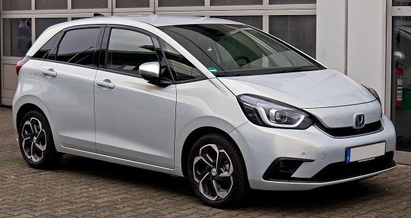 Honda Fit е представена на японския пазар през 2001 г. Запазва това име за пазарите в Северна Америка и Китай. Поради маркетингови решения и проблеми с търговската марка, Honda продава колата като Jazz в останалия свят, включително и в Европа. 
И с двете имена моделът се оказва невероятно успешен, натрупвайки над пет милиона продажби в световен мащаб.

Fit/Jazz преминава през четири поколения, като всяко добавя и подобрява по няколко неща. По правило расте вътрешното пространство, така че най-новата Honda е значително по-голяма от оригинала. Отличителна черта на симпатягата е неговият компактен размер и лесно маневриране. 
Колата печели множество награди като надеждно, икономично превозно средство.